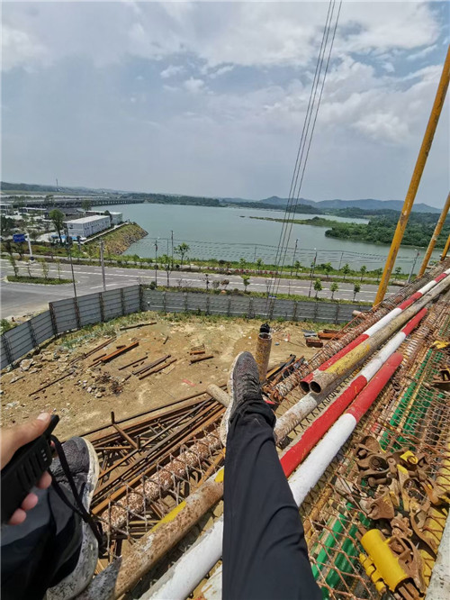 水富市作业中发生设备损坏或人员意外，责任怎么划分？